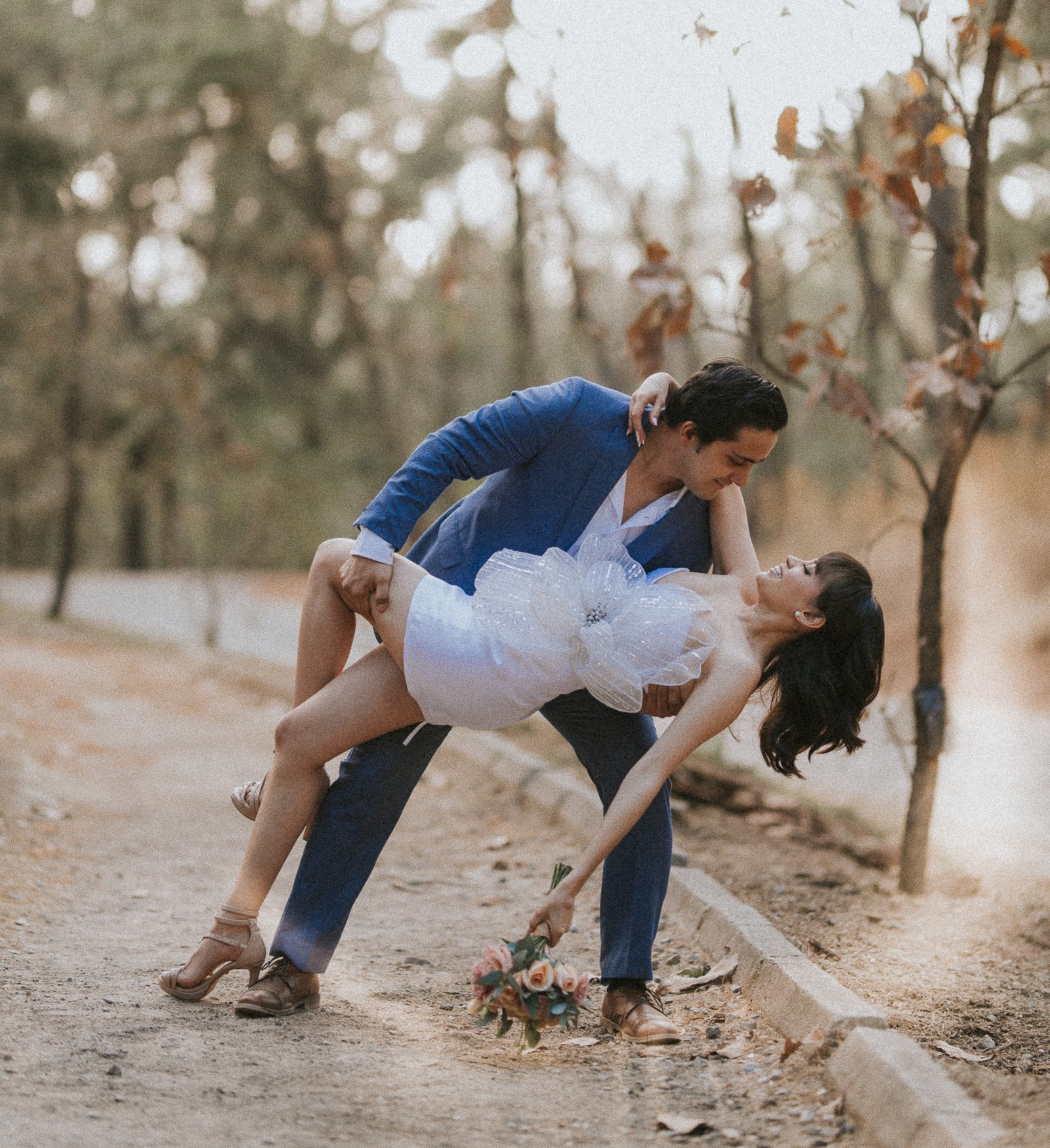 Jorge y Alondra mirándose